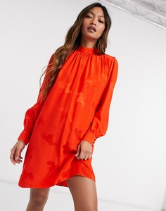 Красное атласное платье А-силуэта с присборенной отделкой River Island-Красный