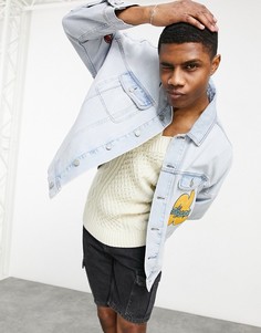 Джинсовая oversized-куртка голубого выбеленного цвета с нашивками ASOS DESIGN-Голубой