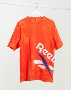 Оранжевая футболка в стиле тай-дай с принтом в виде стрелки Reebok Classics-Синий