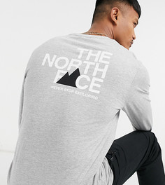 Серый лонгслив с фирменным принтом на спине The North Face – эксклюзивно для ASOS