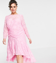 Розовое платье миди с ассиметричной юбкой и сборками Forever New Curve-Розовый цвет
