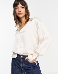 Светло-бежевая атласная рубашка с воротником и широкими манжетами ASOS DESIGN-Белый
