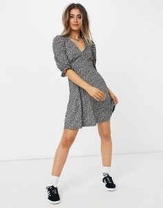 Черное чайное платье с V-образным вырезом и цветочным принтом New Look-Черный цвет