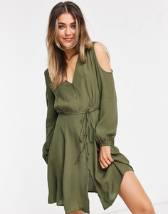 Платье цвета хаки с запахом и открытыми плечами Glamorous-Зеленый цвет