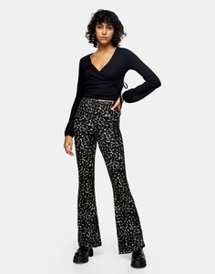 Расклешенные плиссированные брюки цвета хаки с камуфляжным принтом Topshop-Зеленый цвет