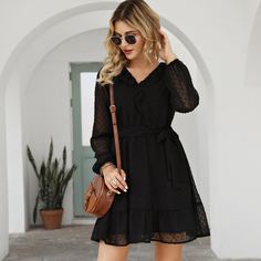 Однотонное платье с поясом Shein