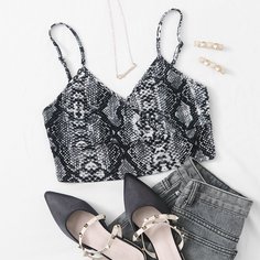 Короткий топ с змеиным принтом Shein