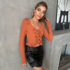 кроп топ с узлом и оборкой Shein