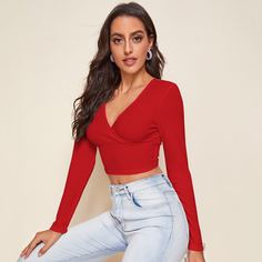 Короткая футболка с v-образным воротником Shein