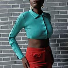 Однотонный короткий топ с пуговицами Shein