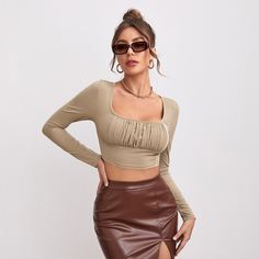 Кроп футболка со сборкой Shein