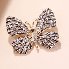 Брошь в форме бабочки со стразами Shein