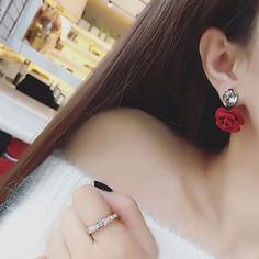 Серьги гвоздики с хрусталиками цветы Shein
