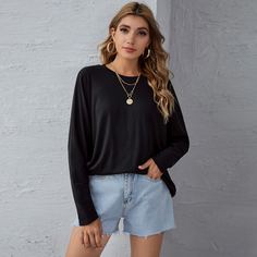 Однотонная футболка с оригинальным рукавом Shein