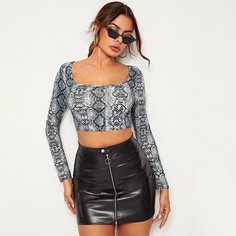 Футболка с квадратным вырезом и змеиным принтом Shein