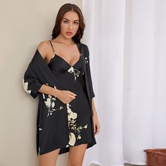2 пакета атласная ночная рубашка на бретелях и халат с поясом, цветочным принтом Shein