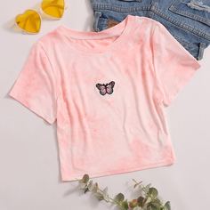 Разноцветная короткая футболка с вышивкой бабочки Shein