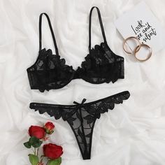 Комплект нижнего белья размера плюс на косточках с вышивкой Shein
