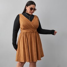 Платье размера плюс с v-образным воротником и поясом Shein