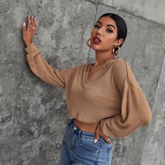 Короткая футболка с v-образным воротником Shein
