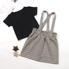 Однотонная футболка и юбка в клетку с подтяжками для девочек Shein