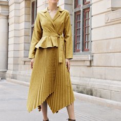 Плиссированное асимметричное платье-пиджак с поясом Shein