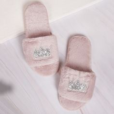 Плюшевые шлепанцы с коронкой Shein