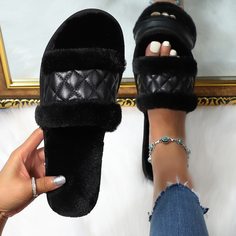 Стеганые плюшевые шлепанцы Shein