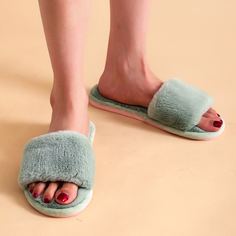 Плюшевые шлепанцы Shein