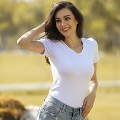 Однотонная футболка с v-образным воротником Shein