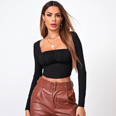 Короткая футболка с квадратным воротником Shein