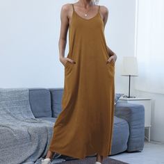 Однотонное платье на бретельках с карманом Shein