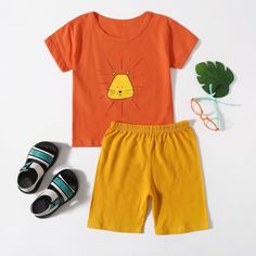 Шорты и футболка с мультипликационным принтом для мальчиков Shein