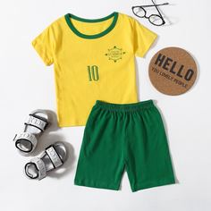 Шорты и футболка с текстовым принтом для мальчиков Shein