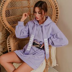 платье-свитшот на кулиске с капюшоном и текстовым принтом без пояса Shein