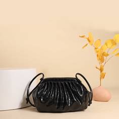 Сумка с крокодиловым узором Shein