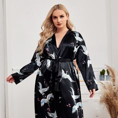 Атласный халат размера плюс с поясом и оригинальным принтом Shein