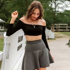 Трикотажный короткий топ с открытыми плечами Shein