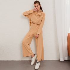 Асимметричный топ с высоким воротником и широкие брюки Shein