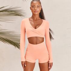 Спортивная короткая футболка с драпировкой и шорты Shein