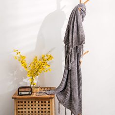 Однотонное вязаное одеяло с бахромой Shein