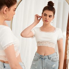 Короткая футболка с кружевной отделкой Shein