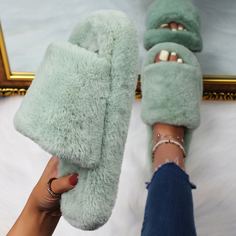 Плюшевые шлепанцы Shein