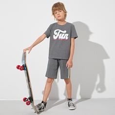 Футболка с текстовым принтом и шорты в радужную полоску для мальчиков Shein