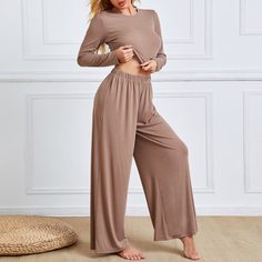 Однотонная короткая футболка и широкие брюки Shein