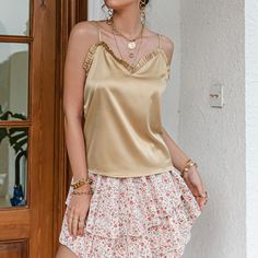 Атласный топ на бретелях с оборками Shein
