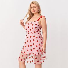 Платье на бретельках размера плюс с вышивкой клубники Shein