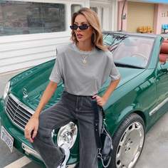 Однотонная футболка с подплечниками Shein