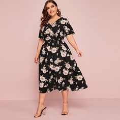 Платье размера плюс с цветочным принтом и v-образным вырезом Shein