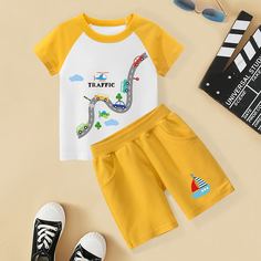 Шорты и футболка с мультипликационным принтом для мальчиков Shein